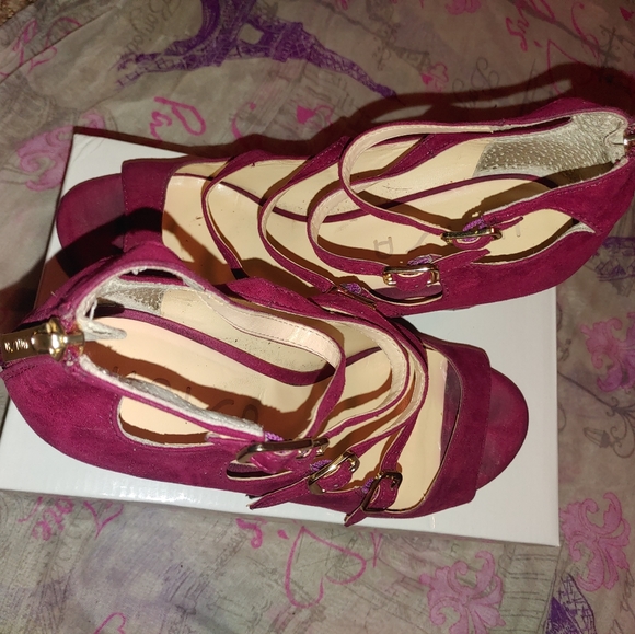 Beautiful Fuchsia Unisa shoes - Picture 2 of 4